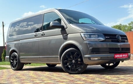 Volkswagen Multivan T6 рестайлинг, 2019 год, 4 300 000 рублей, 2 фотография