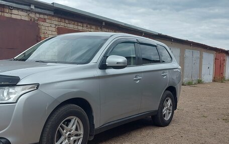 Mitsubishi Outlander III рестайлинг 3, 2014 год, 1 490 000 рублей, 9 фотография