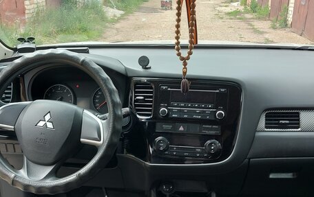 Mitsubishi Outlander III рестайлинг 3, 2014 год, 1 490 000 рублей, 11 фотография