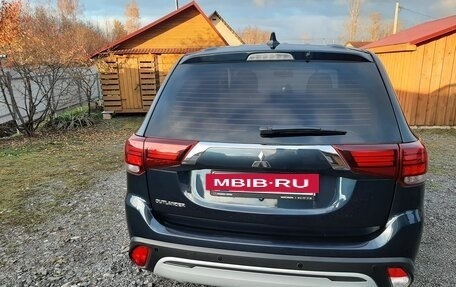 Mitsubishi Outlander III рестайлинг 3, 2021 год, 2 100 000 рублей, 4 фотография
