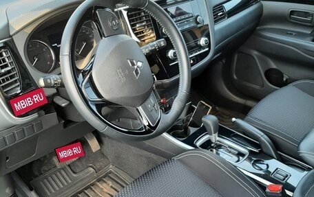 Mitsubishi Outlander III рестайлинг 3, 2021 год, 2 100 000 рублей, 8 фотография