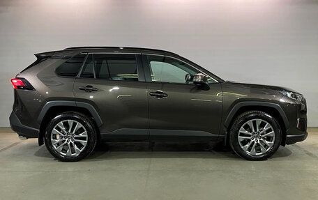 Toyota RAV4, 2022 год, 2 520 000 рублей, 2 фотография