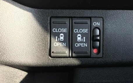 Honda Stepwgn IV, 2017 год, 1 650 000 рублей, 13 фотография