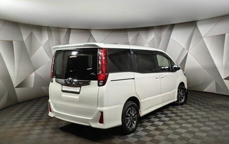Toyota Noah III, 2016 год, 1 865 150 рублей, 2 фотография