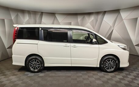 Toyota Noah III, 2016 год, 1 865 150 рублей, 6 фотография