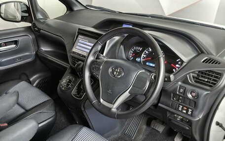 Toyota Noah III, 2016 год, 1 865 150 рублей, 12 фотография