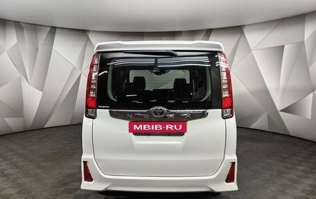 Toyota Noah III, 2016 год, 1 865 150 рублей, 8 фотография