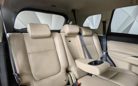 Mitsubishi Outlander III рестайлинг 3, 2019 год, 1 699 000 рублей, 13 фотография