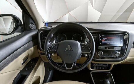 Mitsubishi Outlander III рестайлинг 3, 2019 год, 1 699 000 рублей, 15 фотография