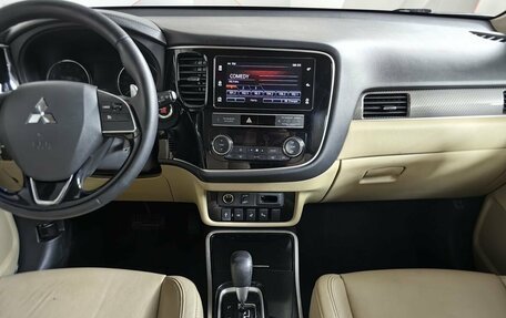 Mitsubishi Outlander III рестайлинг 3, 2019 год, 1 699 000 рублей, 11 фотография