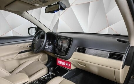 Mitsubishi Outlander III рестайлинг 3, 2019 год, 1 699 000 рублей, 9 фотография