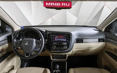 Mitsubishi Outlander III рестайлинг 3, 2019 год, 1 699 000 рублей, 10 фотография