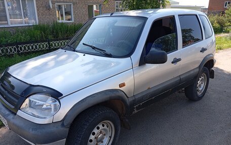 Chevrolet Niva I рестайлинг, 2003 год, 235 000 рублей, 2 фотография