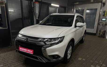Mitsubishi Outlander III рестайлинг 3, 2020 год, 2 350 000 рублей, 1 фотография