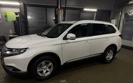 Mitsubishi Outlander III рестайлинг 3, 2020 год, 2 350 000 рублей, 10 фотография