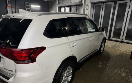 Mitsubishi Outlander III рестайлинг 3, 2020 год, 2 350 000 рублей, 15 фотография