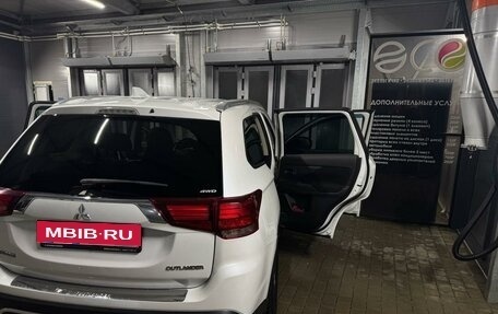 Mitsubishi Outlander III рестайлинг 3, 2020 год, 2 350 000 рублей, 4 фотография