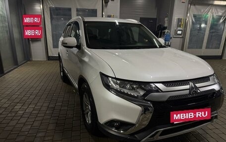 Mitsubishi Outlander III рестайлинг 3, 2020 год, 2 350 000 рублей, 11 фотография