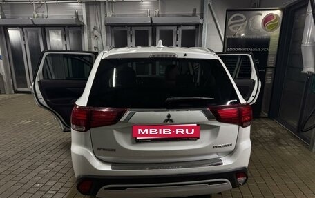 Mitsubishi Outlander III рестайлинг 3, 2020 год, 2 350 000 рублей, 2 фотография