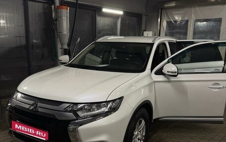 Mitsubishi Outlander III рестайлинг 3, 2020 год, 2 350 000 рублей, 12 фотография