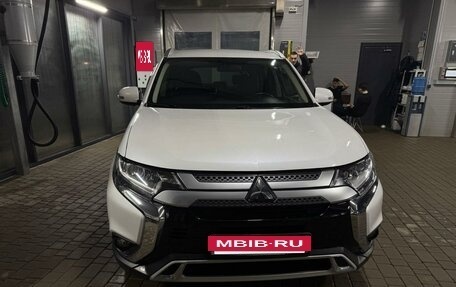 Mitsubishi Outlander III рестайлинг 3, 2020 год, 2 350 000 рублей, 6 фотография