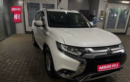 Mitsubishi Outlander III рестайлинг 3, 2020 год, 2 350 000 рублей, 8 фотография