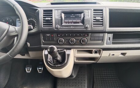 Volkswagen Caravelle T6 рестайлинг, 2015 год, 2 380 000 рублей, 10 фотография