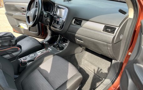 Mitsubishi Outlander III рестайлинг 3, 2013 год, 1 200 000 рублей, 10 фотография
