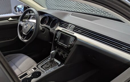 Volkswagen Passat B8 рестайлинг, 2017 год, 1 700 000 рублей, 28 фотография