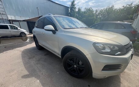 Volkswagen Touareg III, 2011 год, 1 350 000 рублей, 2 фотография