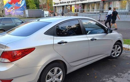 Hyundai Solaris II рестайлинг, 2011 год, 700 000 рублей, 4 фотография