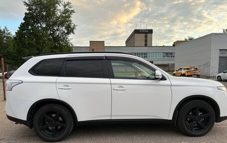 Mitsubishi Outlander III рестайлинг 3, 2014 год, 1 680 000 рублей, 8 фотография