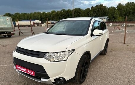 Mitsubishi Outlander III рестайлинг 3, 2014 год, 1 680 000 рублей, 2 фотография