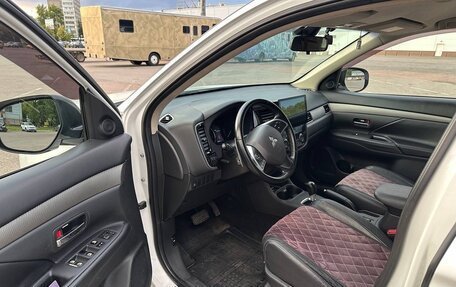 Mitsubishi Outlander III рестайлинг 3, 2014 год, 1 680 000 рублей, 13 фотография