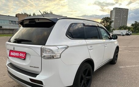 Mitsubishi Outlander III рестайлинг 3, 2014 год, 1 680 000 рублей, 5 фотография