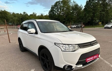 Mitsubishi Outlander III рестайлинг 3, 2014 год, 1 680 000 рублей, 3 фотография
