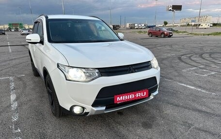 Mitsubishi Outlander III рестайлинг 3, 2014 год, 1 680 000 рублей, 11 фотография