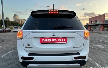 Mitsubishi Outlander III рестайлинг 3, 2014 год, 1 680 000 рублей, 12 фотография