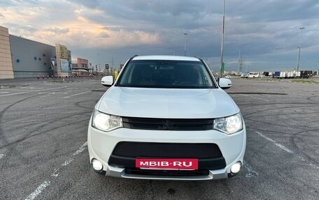 Mitsubishi Outlander III рестайлинг 3, 2014 год, 1 680 000 рублей, 10 фотография