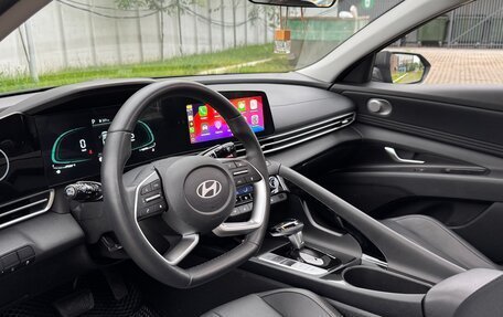 Hyundai Elantra, 2023 год, 1 990 000 рублей, 13 фотография
