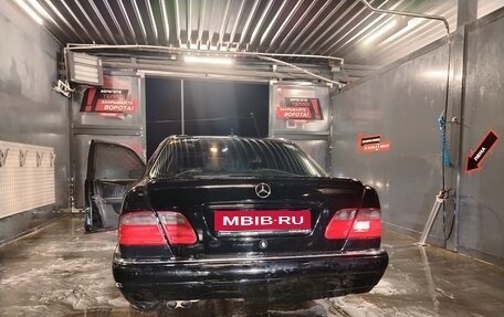 Mercedes-Benz E-Класс, 1998 год, 590 000 рублей, 1 фотография