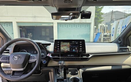 Toyota Sienna, 2022 год, 3 880 111 рублей, 7 фотография
