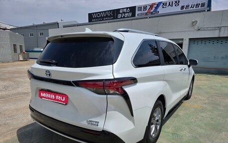 Toyota Sienna, 2022 год, 3 880 111 рублей, 3 фотография