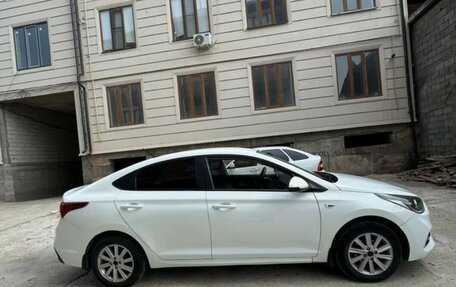 Hyundai Solaris II рестайлинг, 2017 год, 990 000 рублей, 2 фотография