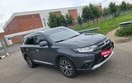 Mitsubishi Outlander III рестайлинг 3, 2015 год, 2 690 000 рублей, 2 фотография