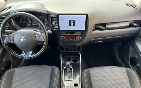 Mitsubishi Outlander III рестайлинг 3, 2019 год, 1 949 000 рублей, 10 фотография
