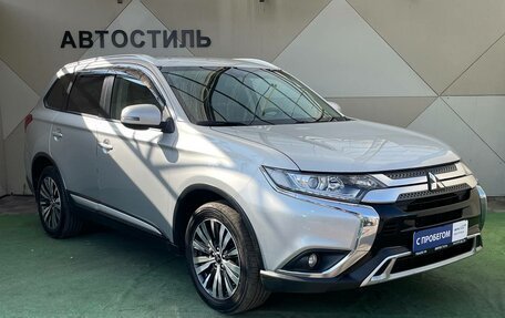 Mitsubishi Outlander III рестайлинг 3, 2019 год, 1 949 000 рублей, 3 фотография