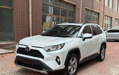 Toyota RAV4, 2021 год, 2 350 000 рублей, 2 фотография