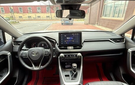 Toyota RAV4, 2021 год, 2 350 000 рублей, 9 фотография