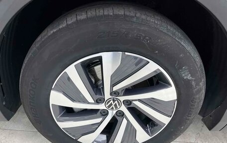 Volkswagen Tiguan II, 2023 год, 2 500 000 рублей, 22 фотография